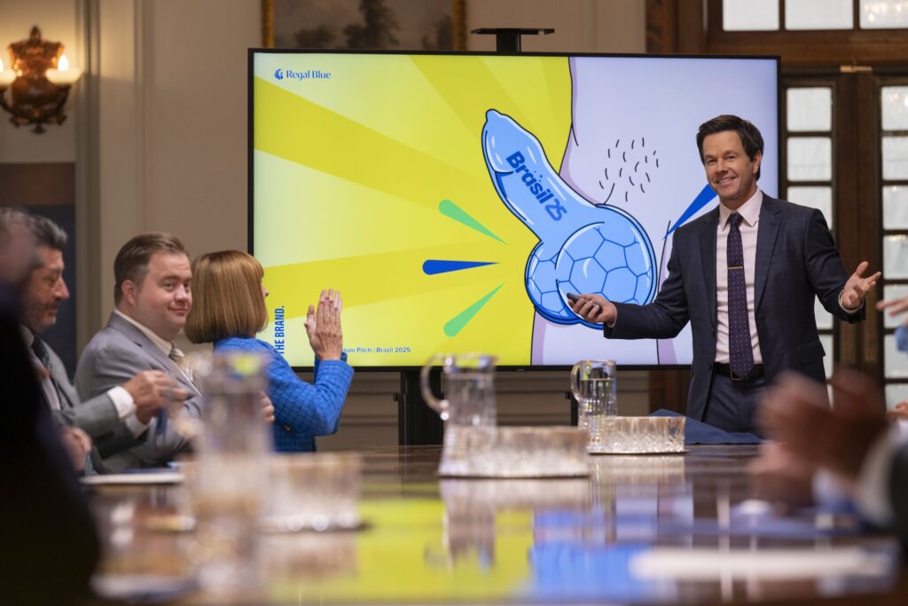 Elijah (Paul Walter Hauser), Burgess (Molly Shannon), y Brad (Mark Wahlberg) in Bolas arriba.